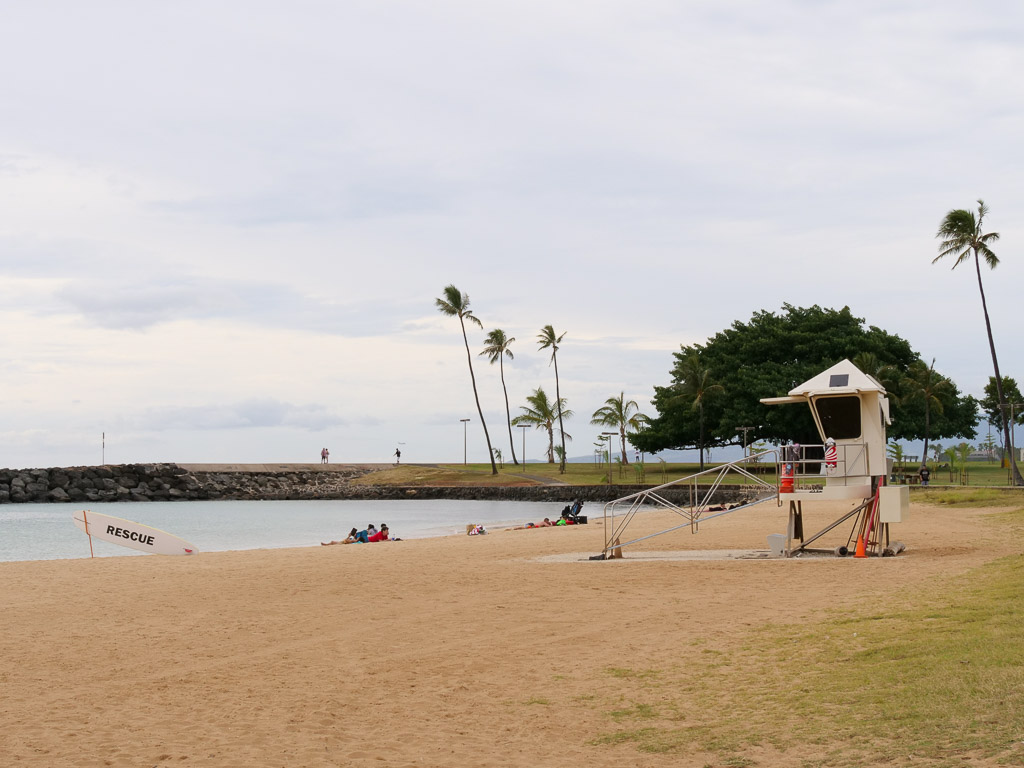 ala_moana_beach_rescue_hut