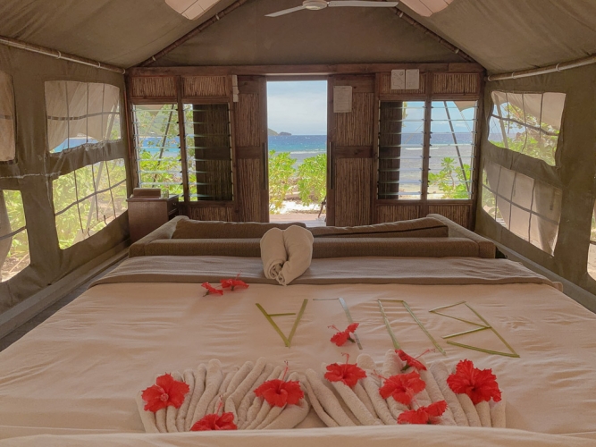 barefoot_kuata-safari_tent_bed